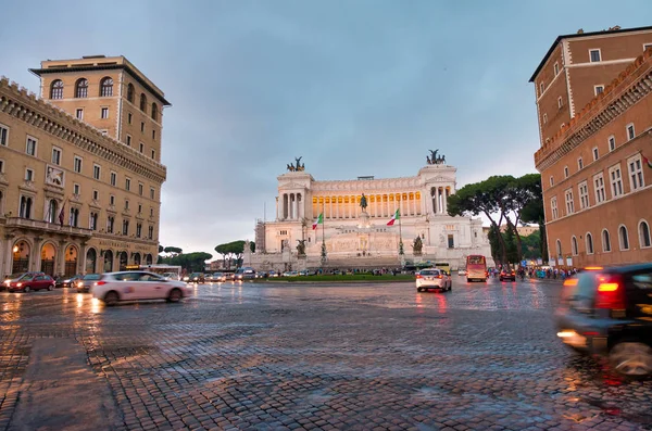 ROMA, ITÁLIA - JUNHO 2014: Os turistas visitam a Praça de Veneza ao entardecer. T — Fotografia de Stock