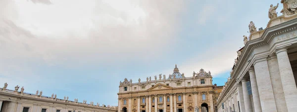 Praça São Pedro em um dia ensolarado em Roma, Itália — Fotografia de Stock