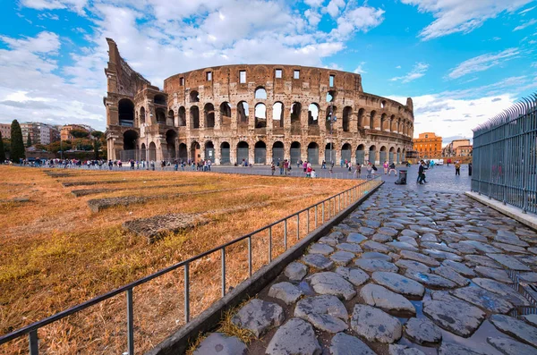 Roma, İtalya - Haziran 2014: Turistler Kolezyum'u ziyaret ediyor. Şehir attr