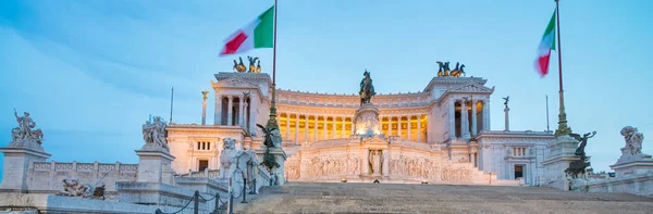 Praça de Veneza à noite em Roma — Fotografia de Stock