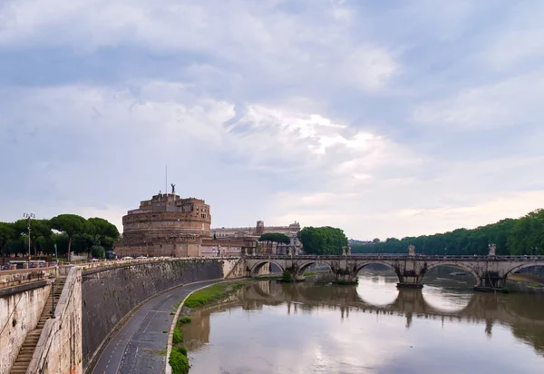 Замок Святого Ангела в солнечный день в Риме, Италия — стоковое фото