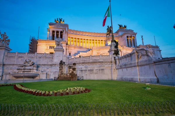 ROME, ITALIE - JUIN 2014 : Les touristes visitent la place de Venise au crépuscule. T — Photo