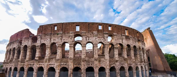 Colosseum on a sunny day in Rome, Italy — Stock Photo, Image