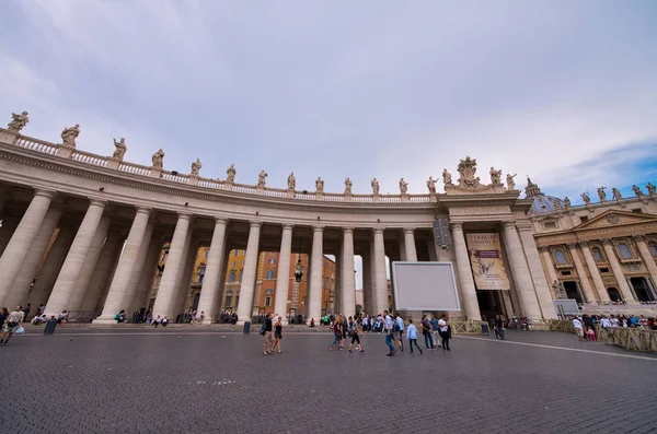 Ρώμη, Ιταλία-2014 Ιουνίου: τουρίστες επισκέπτονται την πλατεία Αγίου Πέτρου στο Βάτιτς — Φωτογραφία Αρχείου