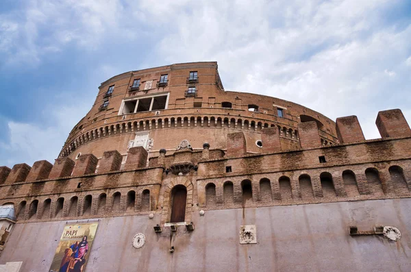 Rome, Italië-juni 2014: toeristen bezoeken Saint Angel Castle. De — Stockfoto
