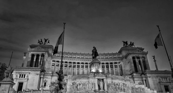 Plaza de Venecia por la noche en Roma — Foto de Stock