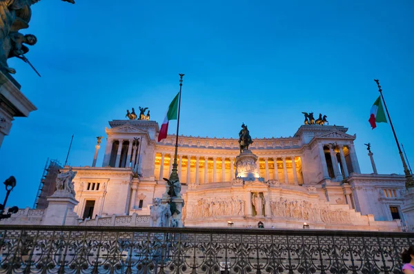 Rome, Italië-juni 2014: toeristen bezoeken Venetië plein in de schemering. T — Stockfoto