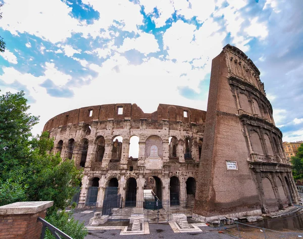 Colosseum on a sunny day in Rome, Italy — Stock Photo, Image