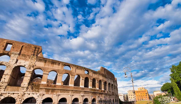 Koloseum w słoneczny dzień w Rzymie, Włochy — Zdjęcie stockowe