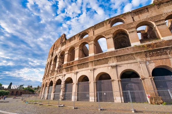 Roma, İtalya - Haziran 2014: Turistler Kolezyum'u ziyaret ediyor. Şehir attr — Stok fotoğraf