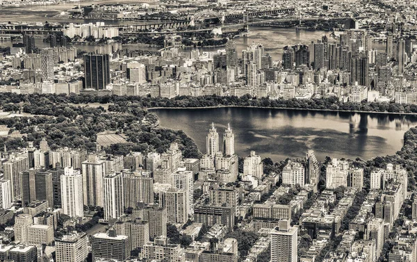 Manhattan siluetinin ve Central Park göl üzerinde helikopterden bir — Stok fotoğraf