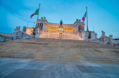 Roma, İtalya - Haziran 2014: Turistler gün batımında Venedik Meydanı'nı ziyaret ediyor. T