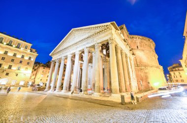 Roma, İtalya - Haziran 2014: Turistler geceleri Panteon'u ziyaret ediyor. C