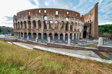 Roma, İtalya - Haziran 2014: Turistler kolezyum'u geceleri ziyaret ediyor. Bu, 