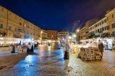 Roma, İtalya - Haziran 2014: Turistler gün batımında Navona Meydanı'nı ziyaret ediyor. T