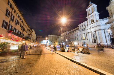Roma, İtalya - Haziran 2014: Turistler gün batımında Navona Meydanı'nı ziyaret ediyor. T