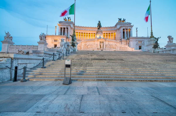 РИМ, ИТАЛИЯ - Июнь 2014: Туристы посещают Венецианскую площадь в сумерках. T — стоковое фото
