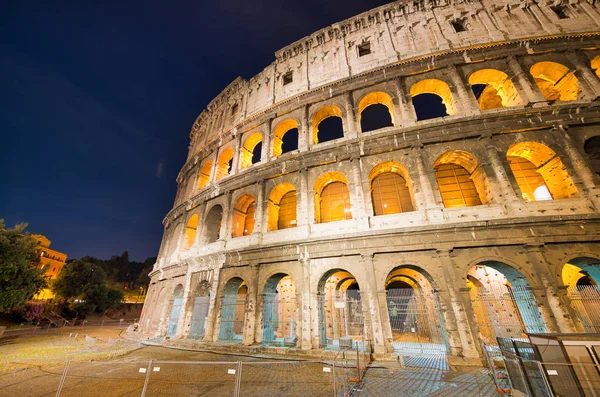 Rome, Italië-juni 2014: toeristen bezoeken Colosseum 's nachts. De — Stockfoto