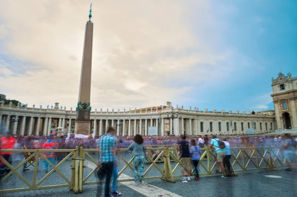 Rom, italien - juni 2014: touristen besuchen st peter platz in vatic — Stockfoto