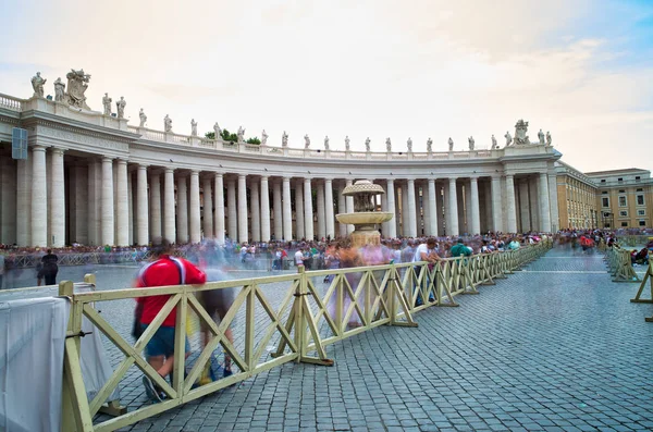 ROME, ITALIE - JUIN 2014 : Les touristes visitent la place Saint-Pierre à Vatic — Photo