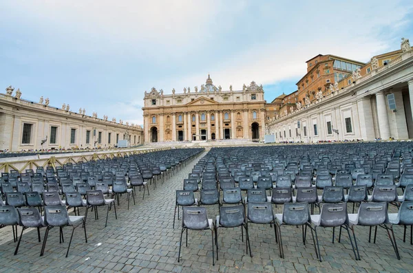 РИМ, ИТАЛИЯ - ИЮНЬ 2014: Туристы посещают площадь Святого Петра в Ватике — стоковое фото