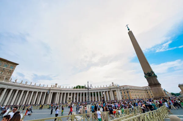 ROME, ITALIE - JUIN 2014 : Les touristes visitent la place Saint-Pierre à Vatic — Photo