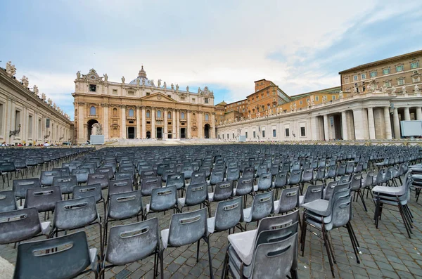 ROME, ITALY - JUNE 2014: Tourists visit St Peter Square in Vatic — Stock Photo, Image