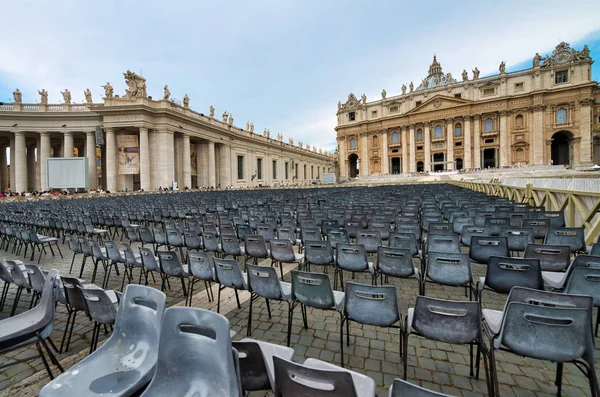ROMA, ITALIA - GIUGNO 2014: I turisti visitano Piazza San Pietro in Vaticano — Foto Stock