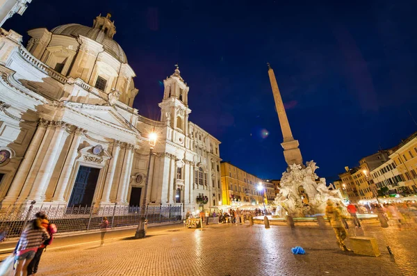 РИМ, ИТАЛИЯ - ИЮНЬ 2014: Туристы посещают площадь Навона в сумерках. T — стоковое фото