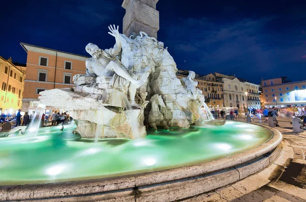 Rom, Italien-juni 2014: turister besöker Navona Square i skymningen. T — Stockfoto