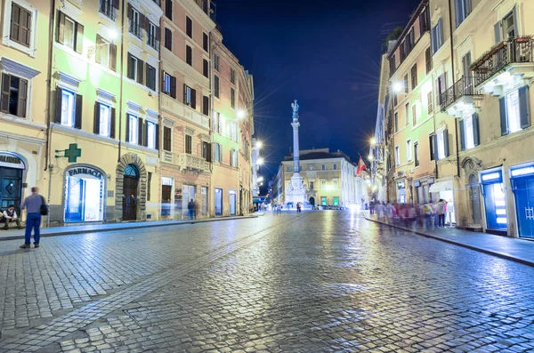 ROME, ITALY - JUNE 2014: Turister besøker bygatene i skumringen. Th – stockfoto