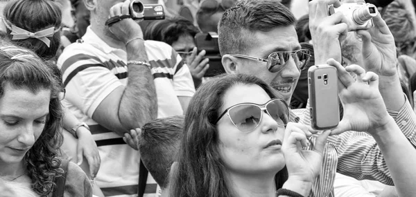 ROMA - Maio 18, 2014: A multidão está esperando em St. Peter Square ser — Fotografia de Stock