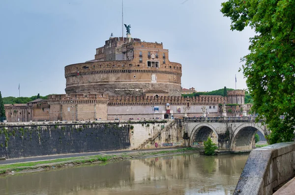 ROMA, ITALIA - JUNIO 2014: Los turistas visitan el Castillo de San Ángel. El — Foto de Stock