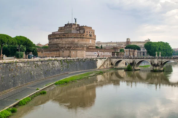 ROME, ITALY - JUNE 2014: Tourists visit Saint Angel Castle. The — Stock Photo, Image