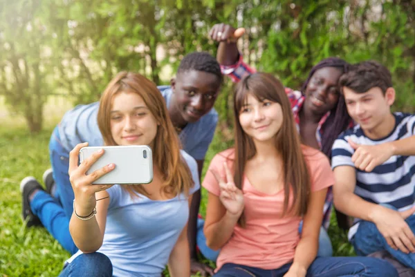 Grupo Adolescentes Con Nacionalidades Mixtas Haciendo Selfies Jardín Concéntrate Smartphone —  Fotos de Stock