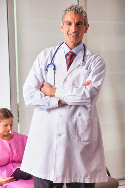 Fiducioso medico maschio in ospedale — Foto Stock