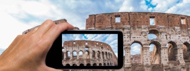 kadın el ile Roma colosseum fotoğrafını smartphone