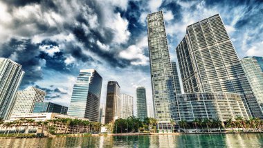 Güzel bir güneşli da Brickell Key Downtown Miami silueti