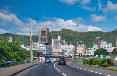 Port Louis, Mauritius - 28 Nisan 2019: Trafik ile ana yol bir
