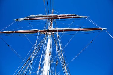 Güzel bir yelkenli gemi Sürücü Shaft. Gökyüzüne doğru görünüm