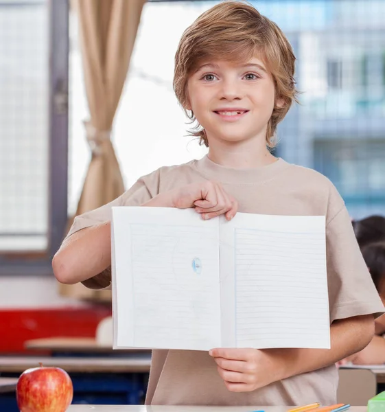 Dzieciak Pokazuje Swój Zeszyt Ćwiczeń Klasie Szczęśliwa Koncepcja Szkoły — Zdjęcie stockowe