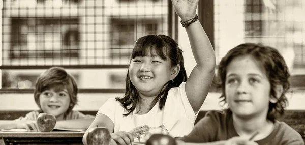 Scène École Primaire Enfants Assis Dans Salle Classe — Photo