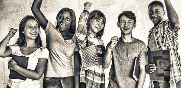 Grupo multiétnico de caras felizes até o final da escola — Fotografia de Stock