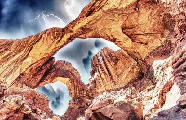 Double Arch under en storm i Arches National Park, Utah, Usa — Stockfoto