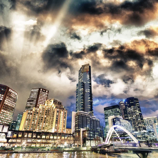 Vue nocturne de la ville sur les bâtiments le long de la rivière Yarra, Melbourne . — Photo