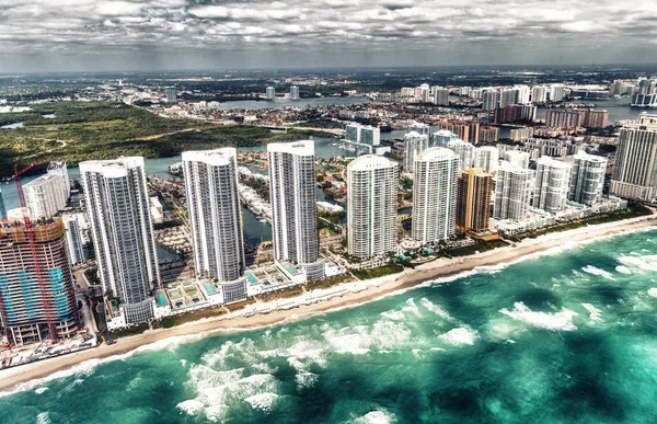 Flygfoto över North Miami Beach skyskrapor med moln och sol — Stockfoto