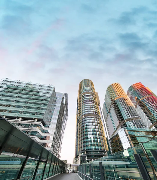 Buidlings e ponte da cidade em Barangaroo, Sydney ao nascer do sol — Fotografia de Stock