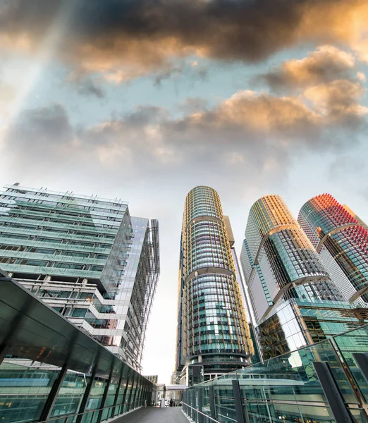 Buidlings and city bridge in Barangaroo, Sydney at sunrise — Stock Photo, Image