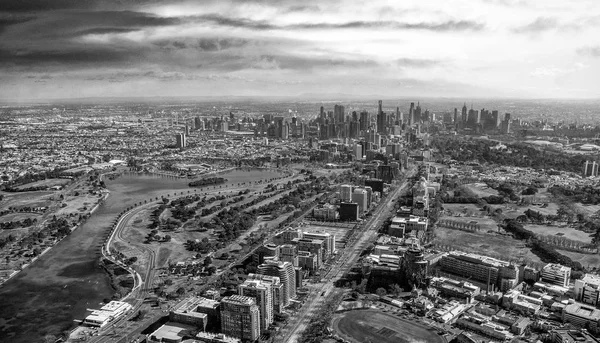 Ilmakuva Melbournen horisonttiin helikopterista kauniilla — kuvapankkivalokuva