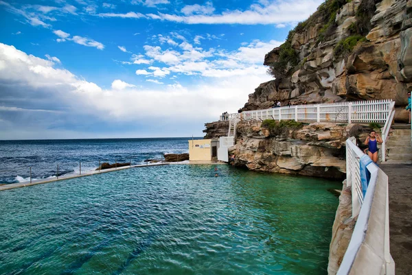 Bondi Beach, Australia-18 sierpnia, 2018: turyści korzystają z COA — Zdjęcie stockowe